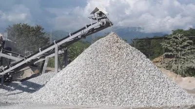 Trituración de roca para producción de agregados