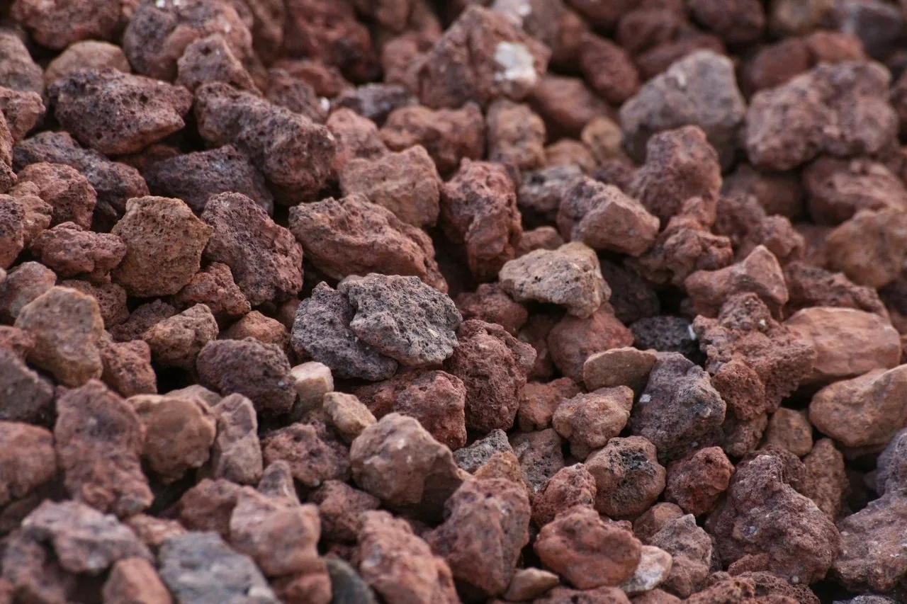 Fragmentos de material volcánico de aspecto puzolánico